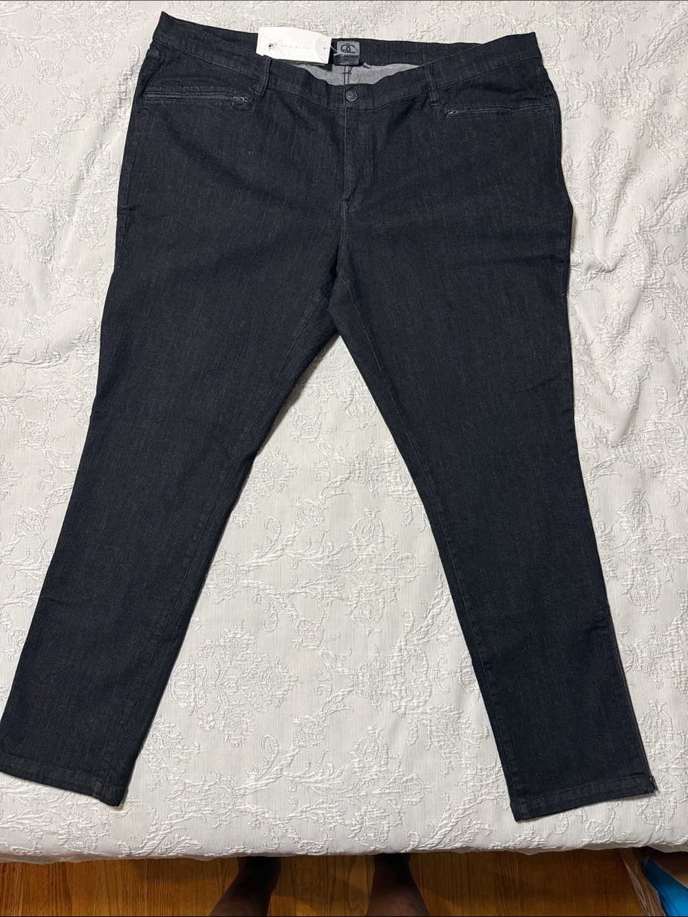 Women’s Straight Leg Jeans in Dark Wash